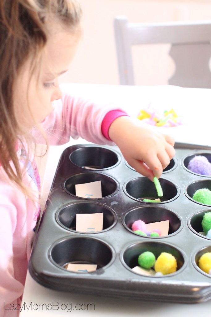 Montessori homeschool : activities with baking pans