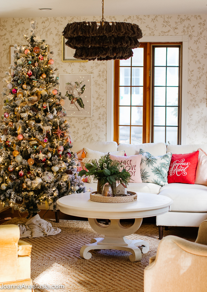 Colorful holiday home tour
